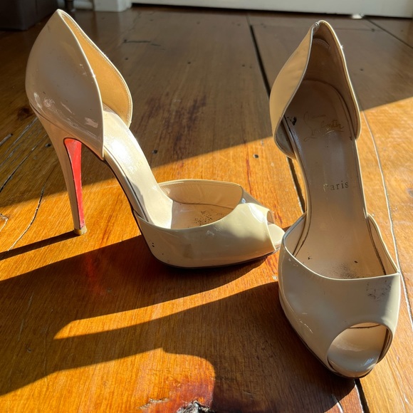 Sexy Christian Louboutin peeptoe cream patent leather heels - Picture 2 of 9